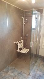 Herstellen einer barrierefreien Duschanlage mit Resopal  © Hei San GmbH